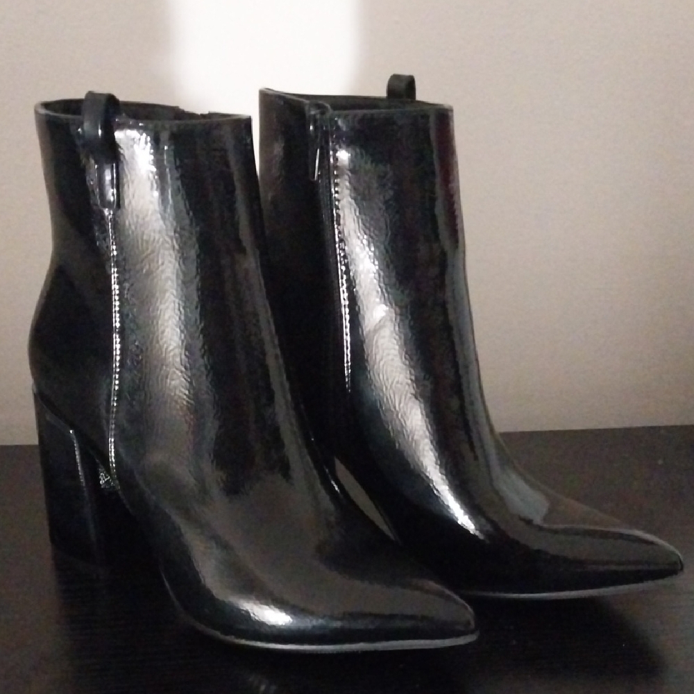 Glossy Black Heeled Boots with Pointed Toe and High Heel